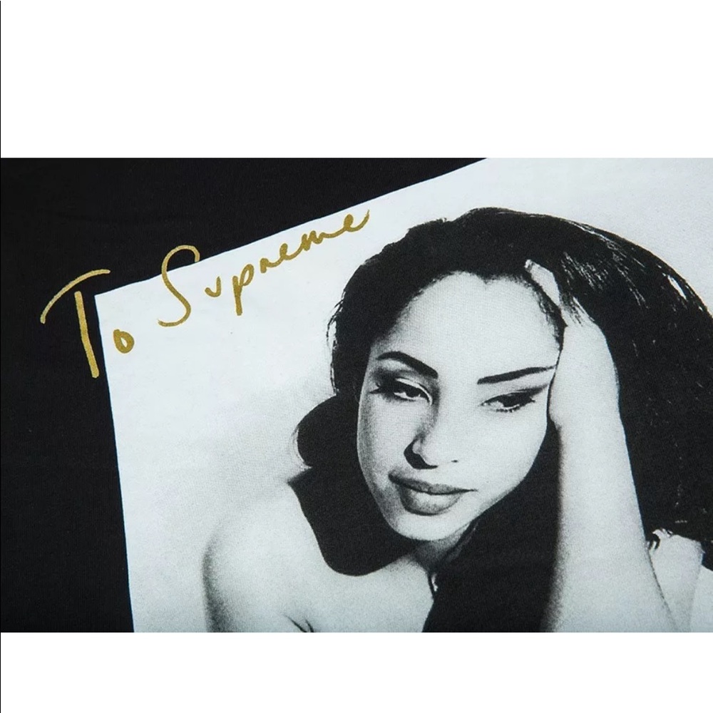SUPREME SADE TEE BLK SMALL.